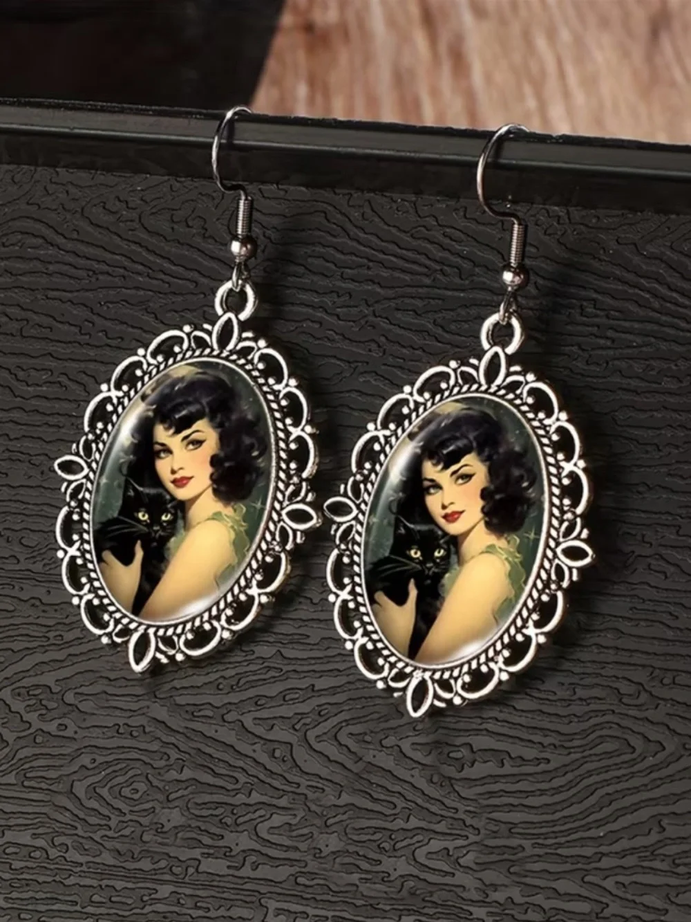 Vintage-Style Silver Portrait Drop Earrings in Black and Green - Picture 2 of 5